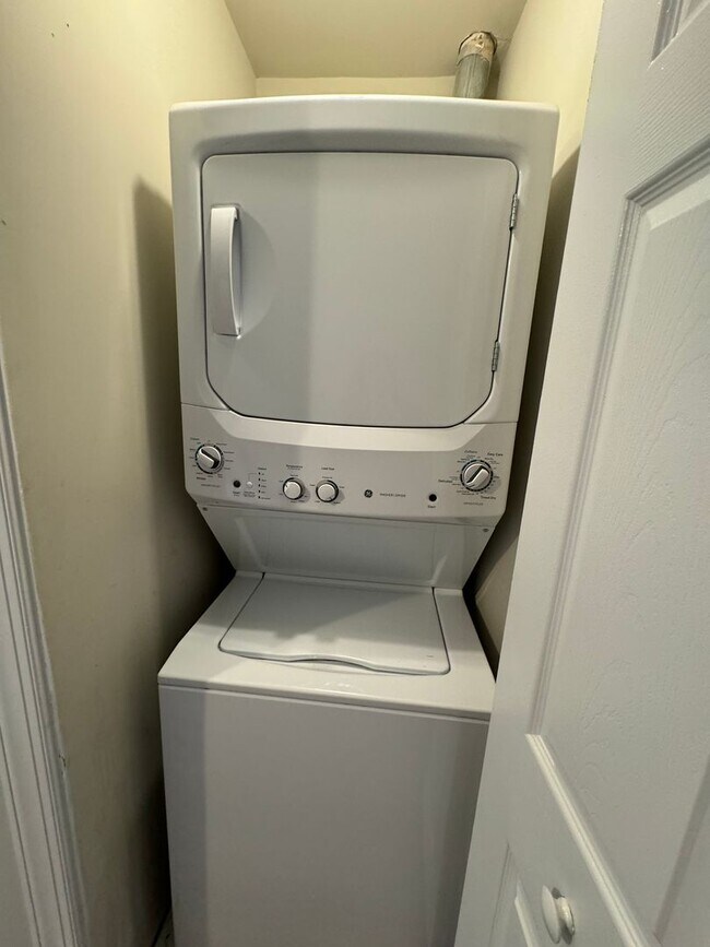 Building Photo - 67 E Shirley Ave