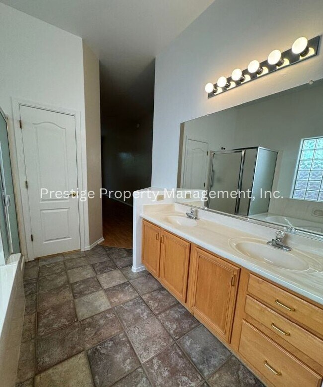 Building Photo - Stunning 3-bedroom 2-bathroom home in a ga...