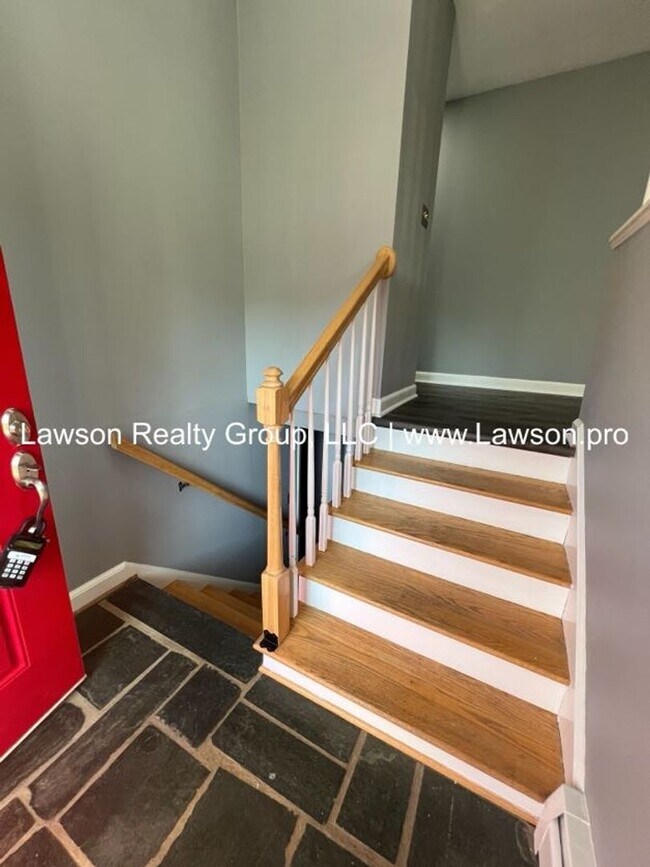 Building Photo - Very Nice & Spacious Home in Hidden Valley Neighborhood - Pet Friendly!