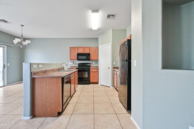 Building Photo - 7409 N Solano Dr