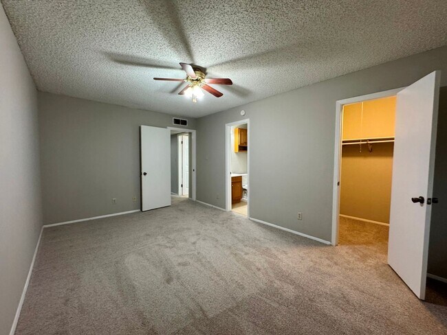 Building Photo - Great Condo for lease in North Austin!