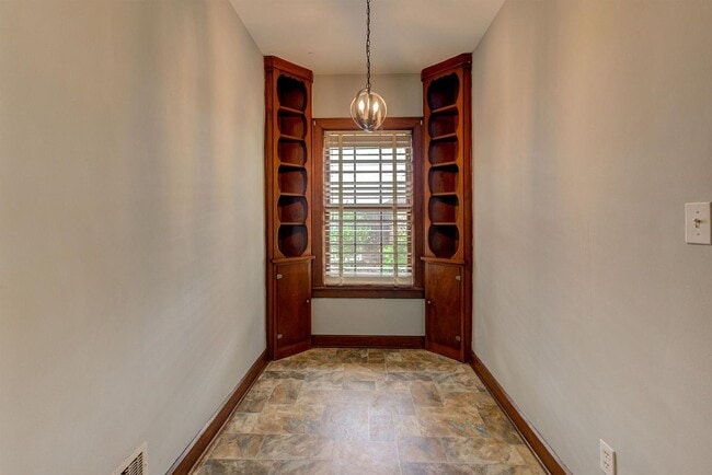 Building Photo - Pet Friendly 3-bedroom house
