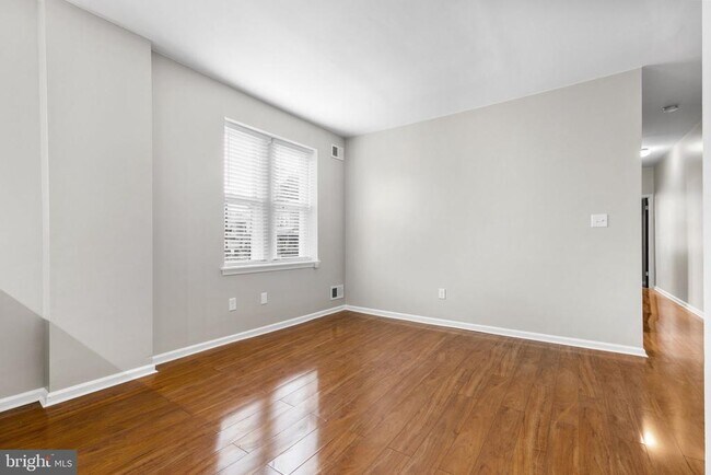 Building Photo - 1726 W 8th St