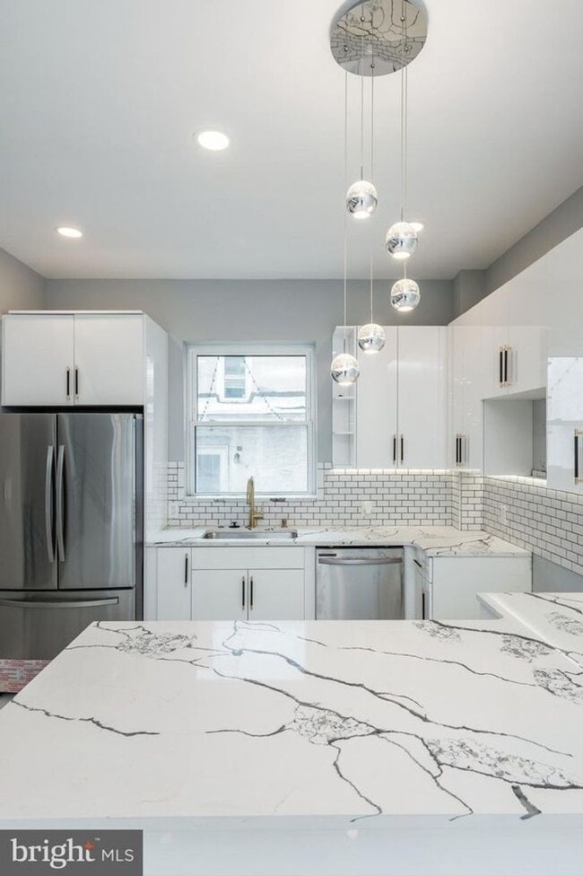 Building Photo - Breathtaking House for Rent wt Roof Deck