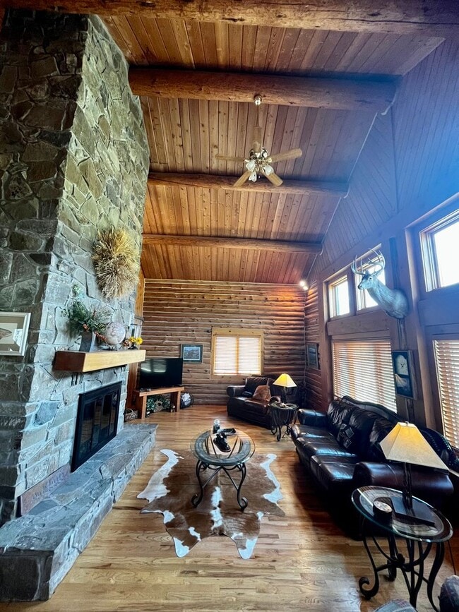 Building Photo - Fully Furnished Cabin Available - 10 Minut...