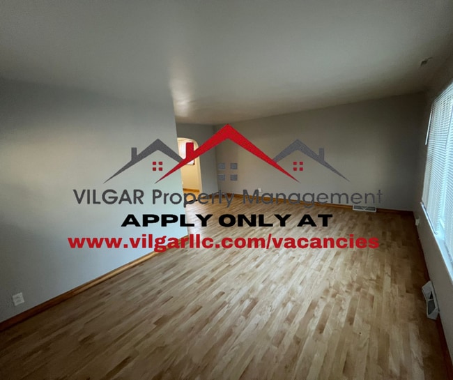Building Photo - Step into comfort and style in this beauti...