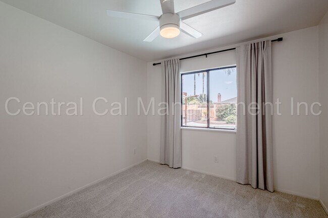 Building Photo - 4 Bedroom/2 Bath Home with a Pool and Sola...
