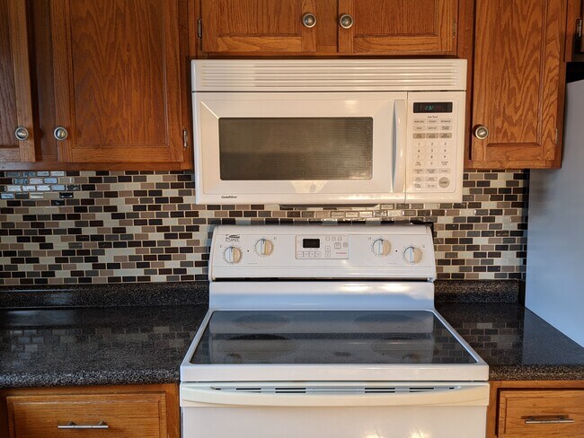 Full Size Microwave - 940 Glenn St