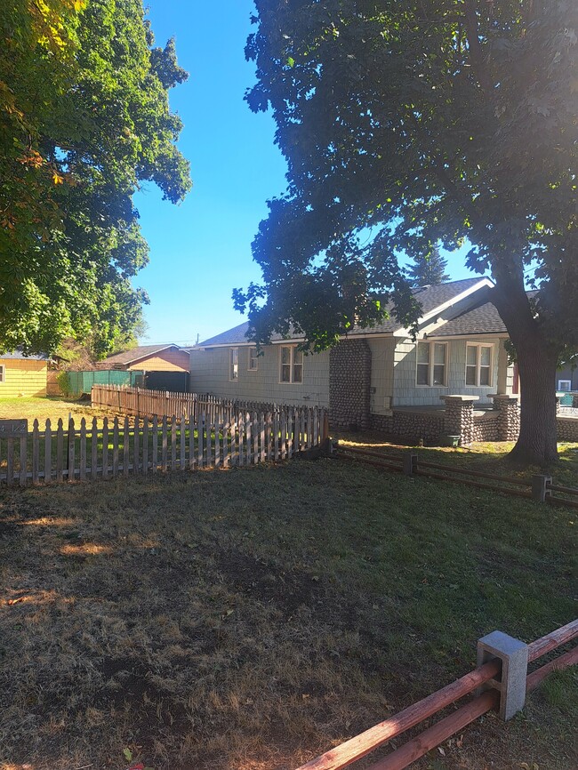 Building Photo - 104 N Farr Rd