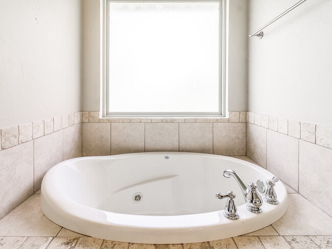 Building Photo - 15609 Traditions Dr