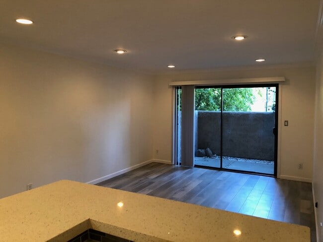 Building Photo - Amazing 1BD/1BA Condo in Prime Woodland Hi...