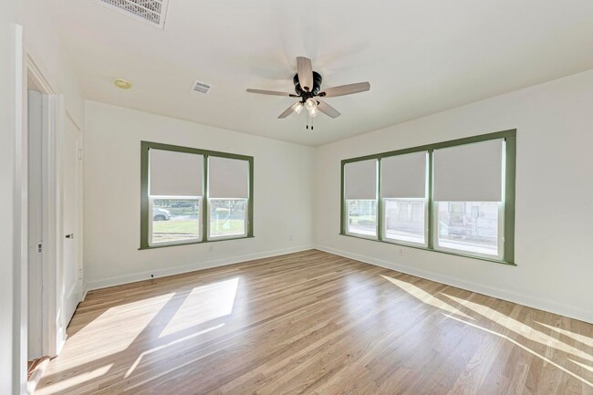 Building Photo - Stunning 3/2.5 with Office in West Lampasas