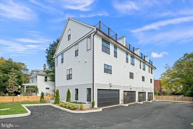 Building Photo - 911 N Irving St