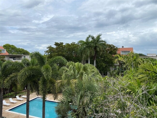 Building Photo - 6900 N Kendall Dr