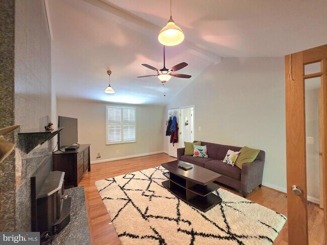 Building Photo - 10930 Howland Dr