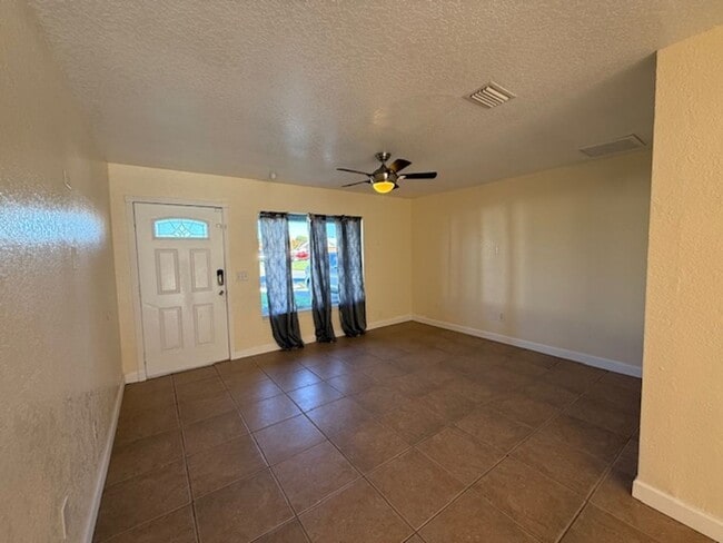 Building Photo - Beautiful single family Home.