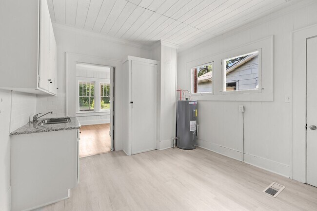 Building Photo - Beautiful Historic 4 Bedroom 2 Bathroom Home
