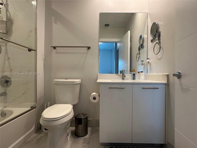 Building Photo - 950 Brickell Bay Dr
