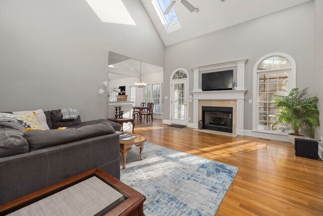 Building Photo - 4 Bed | 2.5 Bath House with Garage