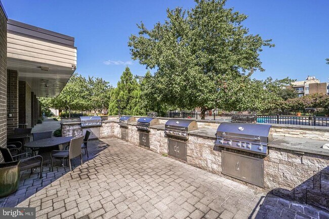 Building Photo - 75 S Reynolds St