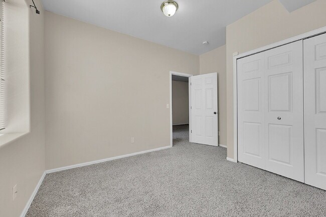 Building Photo - $1,750.00, 4 bed, 3 bath, located in Color...