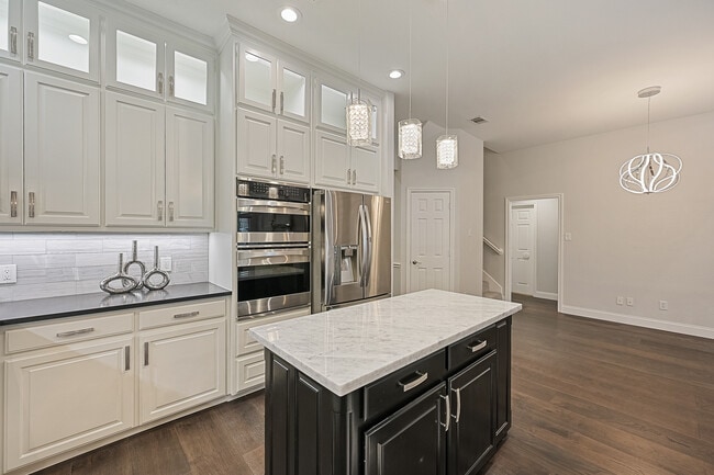 Building Photo - 711 Saratoga Dr