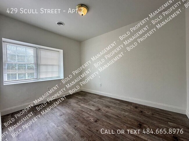 Building Photo - 429 Scull St