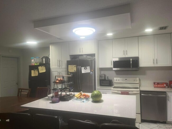 Building Photo - 1322 Pines Ln