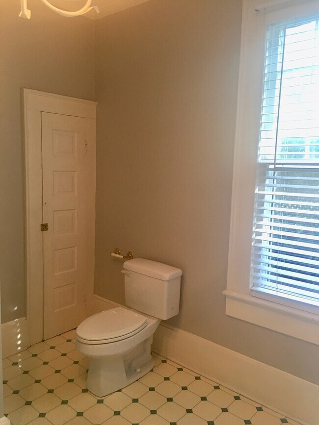 Building Photo - Charming and spacious 3 bedroom cottage in...