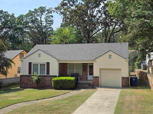 Building Photo - 3117 N Cypress St