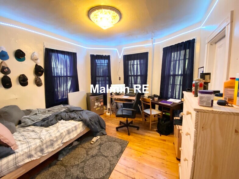 Building Photo - 55 Hillside St