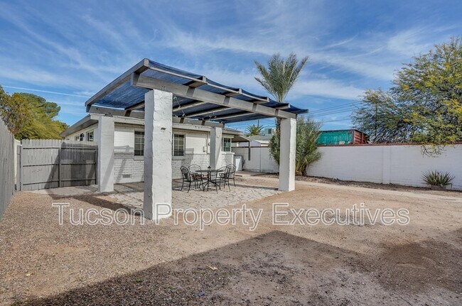 Building Photo - 1040 E Linden St