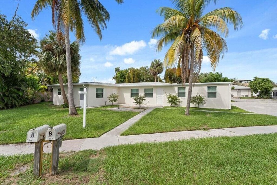 Primary Photo - 121 S Lake Dr