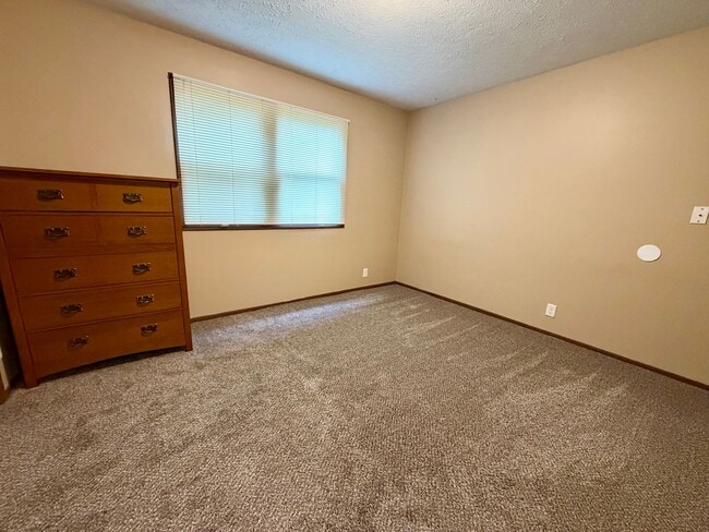 Building Photo - 2 bed 1 bath ground level duplex