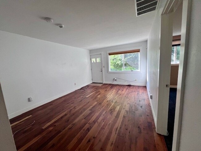Building Photo - Cute 1 Bd 1 Ba Duplex in Beautiful Blaine!