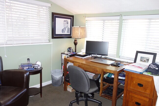 Building Photo - Updated Bungalow in Prime Highland's Location