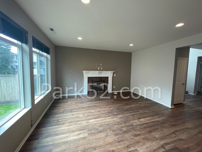 Building Photo - Beautiful 4 Bedroom 3 Bath In The Saddle Creek Community In Fife!