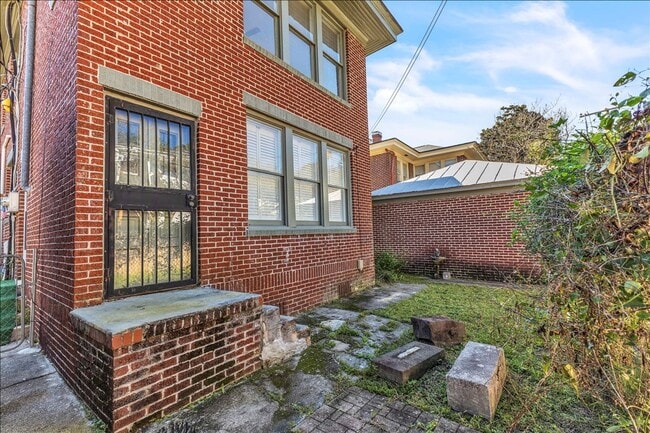 Building Photo - Upstairs Large 3 bedroom apartment in Ardsley Park