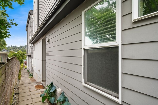 Building Photo - 3027 21st Ave W