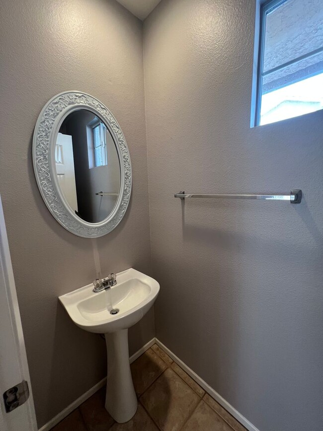 Building Photo - 3 Bed, 2.5 Bath Townhome in gated Park Lane Community