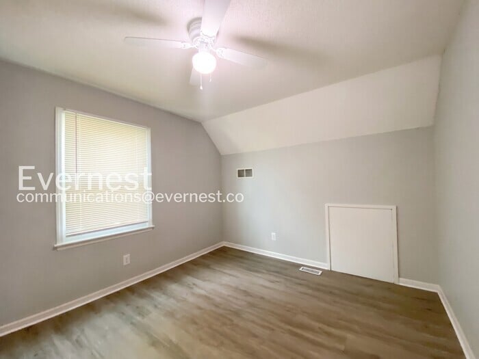 Building Photo - 1104 E Pineview St
