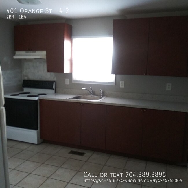 Building Photo - Updated Apartment 2 Bedrooms, First Floor ...