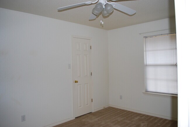 Building Photo - 910 Crymes Ln