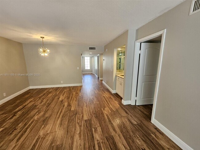 Building Photo - 302 Lakeview Dr