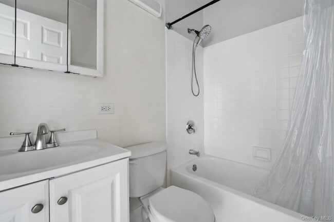 Building Photo - 426 E 159th St