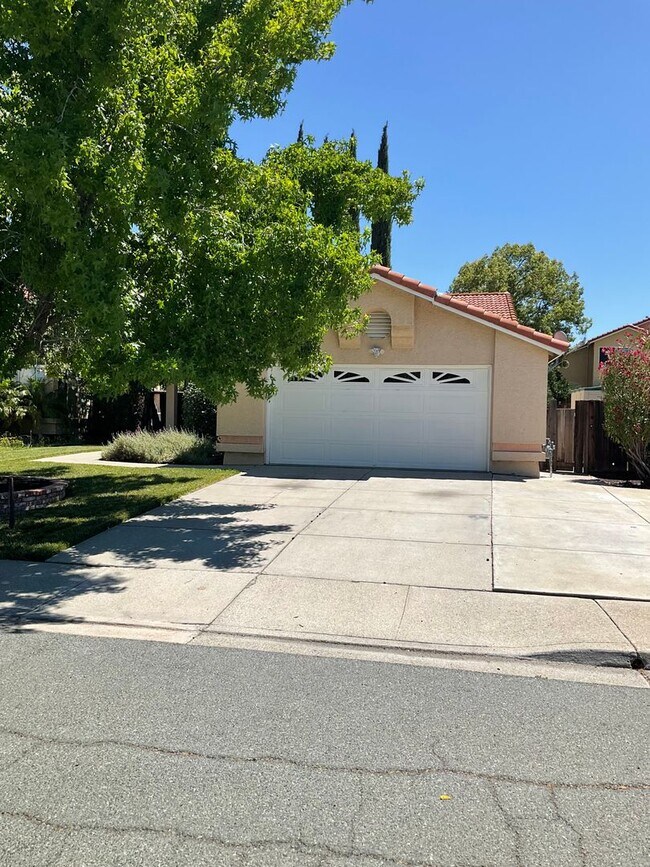 Building Photo - Charming single 3-bedroom rental opportunity!