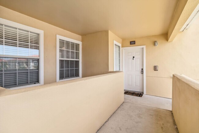 Building Photo - Beautiful turnkey ready 2/2 unit available now for short-term rental