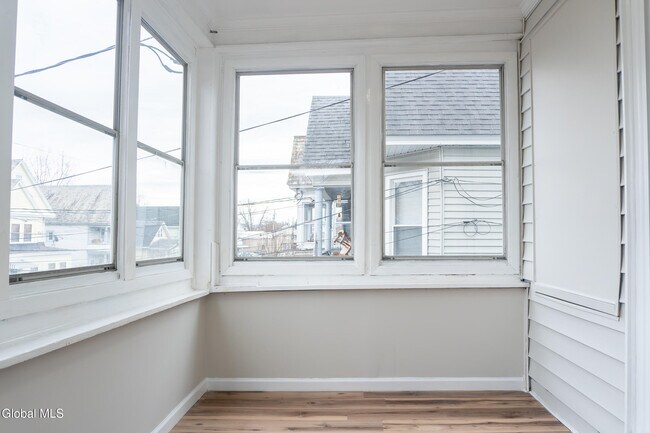 Building Photo - 418 3rd St