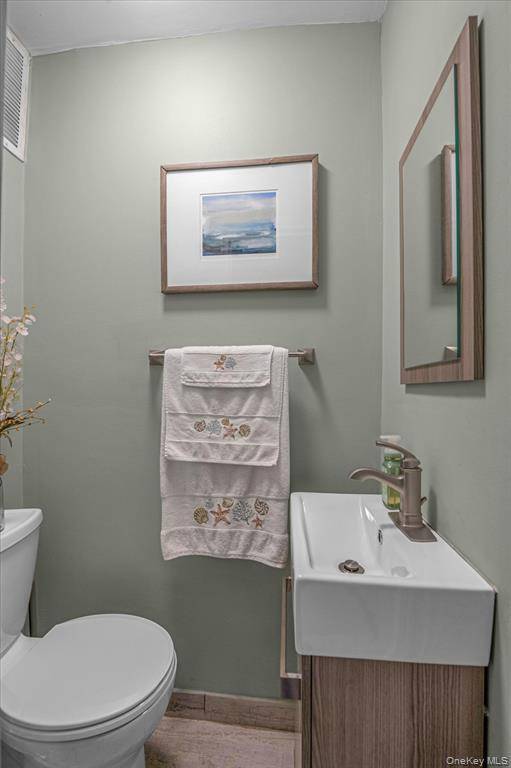 Building Photo - 2433 Young Ave