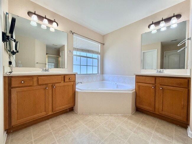 Building Photo - 9336 Royal Troon Dr